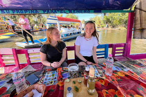 Xochimilco : visite en bateau traditionnel, culture et plaisir.