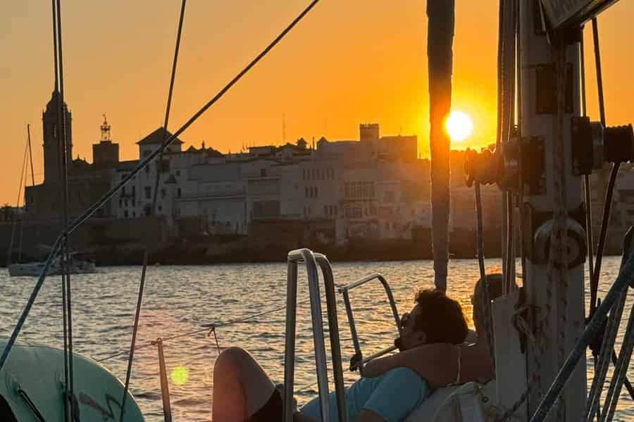 Sitges: Segeln & Sonnenuntergang in Sitges Cava inklusive. Foto: GetYourGuide Sitges: Segeln & Sonnenuntergang in Sitges Cava inklusive. Foto: GetYourGuide