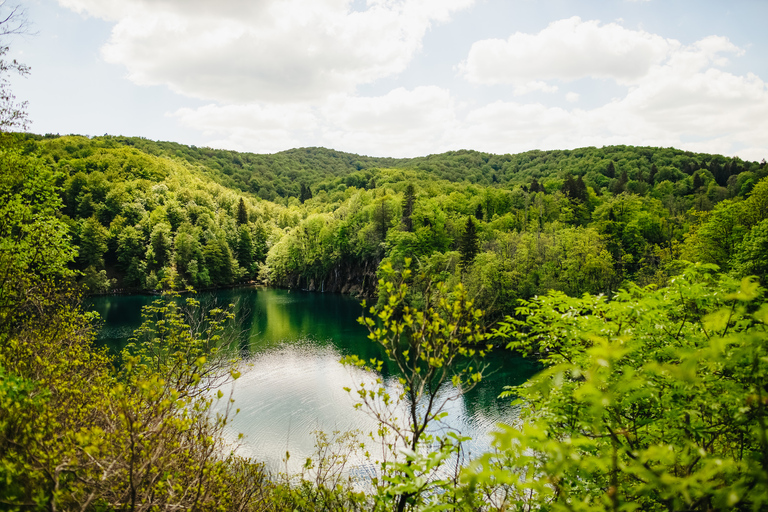 Vanuit Split of Trogir: Plitvice Meren Tour met toegangsbewijsPlitvicemeren: groepstour vanuit Split