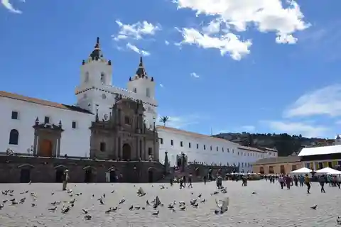 Scopri il battito del cuore di Quito e fermati sull'Equatore del mondo