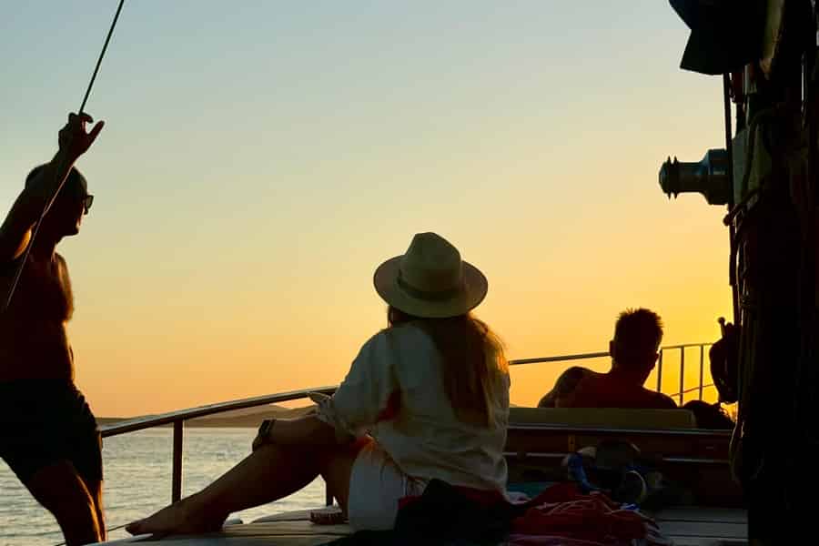 Mykonos: Bootsfahrt bei Sonnenuntergang mit leichtem Abendessen und Getränken. Foto: GetYourGuide