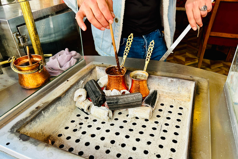 Istanbul: Taste of Turkey with Europe & Asia by Ferry Tour en Español