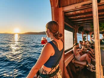 Palma de Majorque : Tour en bateau au coucher du soleil avec DJ et piste de danse