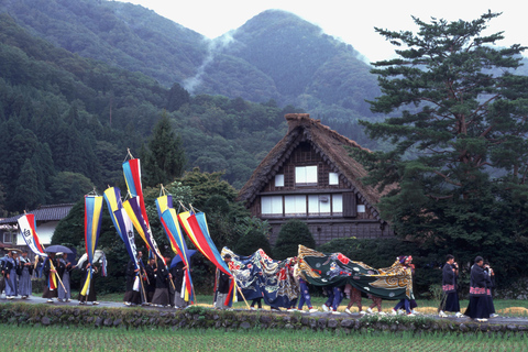 Hin- und Rückfahrt mit dem Bus von Nagoya nach Shirakawa-go