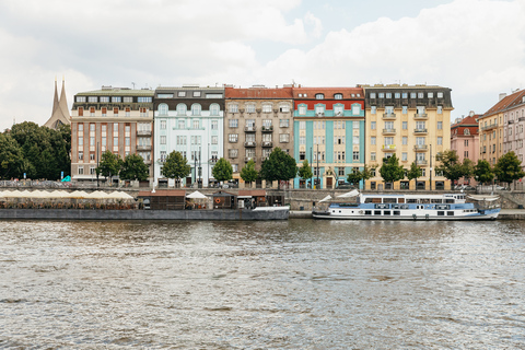 Praga: crociera sul fiume Moldava con pranzo su barca dal tetto trasparentePraga: crociera con pranzo di 2 ore sul fiume Moldava