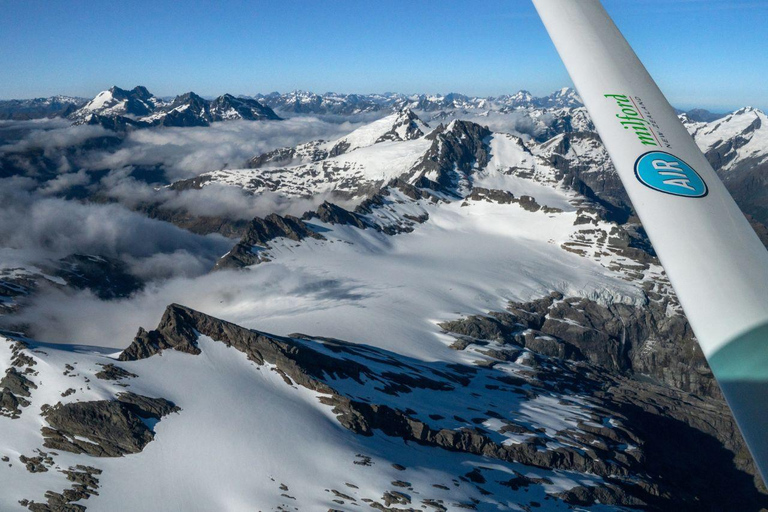 Desde Queenstown: vuelo y crucero por Milford Sound con almuerzoDesde Queenstown: vuelo y crucero por Milford Sound con almuerzo incluido