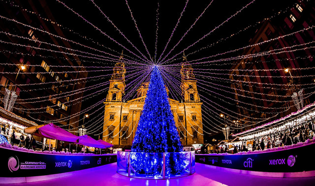 Budapest: Christmas Markets Walking Tour with Cake Tasting