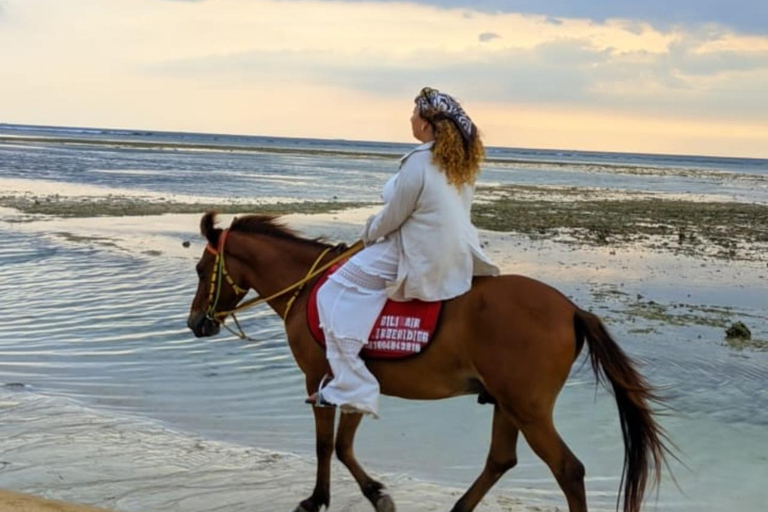 Gili Meno: 1-godzinna przejażdżka konna po plaży z transferem do hotelu