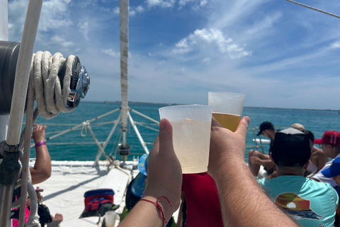 Isla Mujeres: Excursión en catamarán con snorkel y Playa NorteSólo entrada Sin transporte