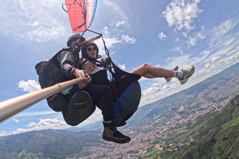 Medellin, San Felix: Paragliding Dejavu, die magische Erfahrung des FliegensMedellin, San Felix: Gleitschirmfliegen Dejavu, Stadtflug 20 min.