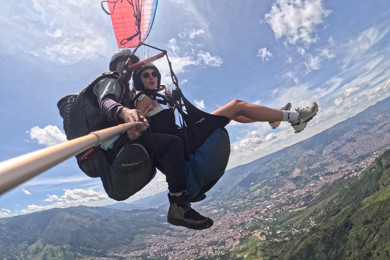 Medellin, San Felix: Paragliding Dejavu, die magische Erfahrung des FliegensMedellin, San Felix: Gleitschirmfliegen Dejavu, Stadtflug 20 min.