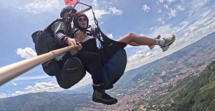 Medellín: Paragliding tour over the city