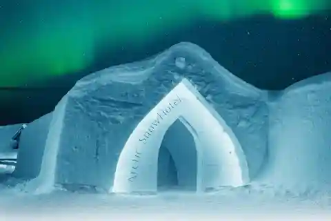 Rovaniemi: Arctic Snow Hotel Tour