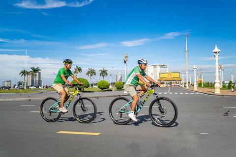 Phnom Penh: Guided City Bike Tour with Snacks