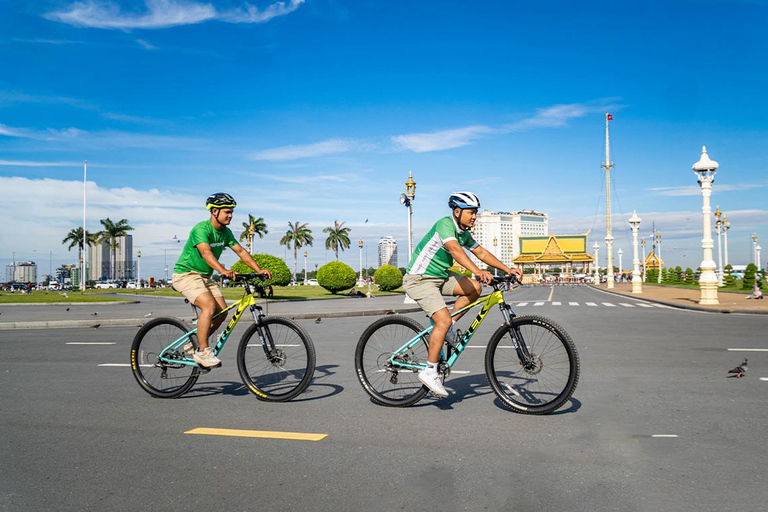 Phnom Penh: Guided City Bike Tour with Snacks