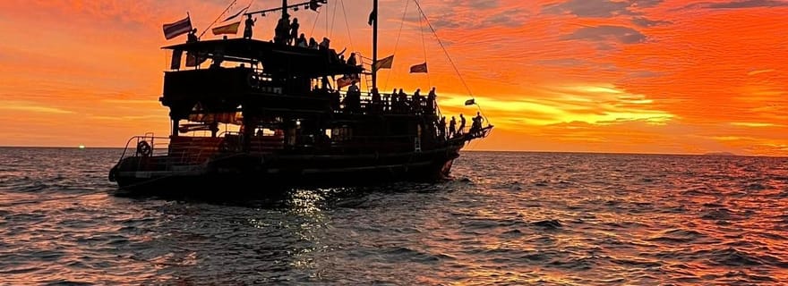 Phi Phi : Bateau pirate avec plongée en apnée, kayak et coucher de soleil