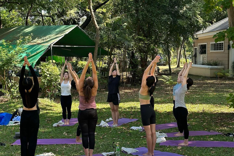 Bangkok: Ochtendyoga voor alle niveaus in Lumphini ParkBangkok: Yoga voor alle niveaus in het Lumphini Park