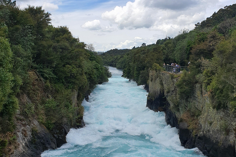 Wycieczki Rotorua i Taupo:, odwiedź naturalne gorące źródła i gejzeryWycieczki Rotorua i Taupo Parki gejzerów, jaskinie Waitomo, Hobbiton