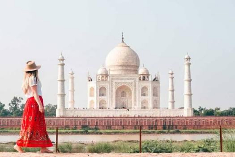 From Kolkata: Taj Mahal, Agra Day-Trip with 5* Hotel Stay