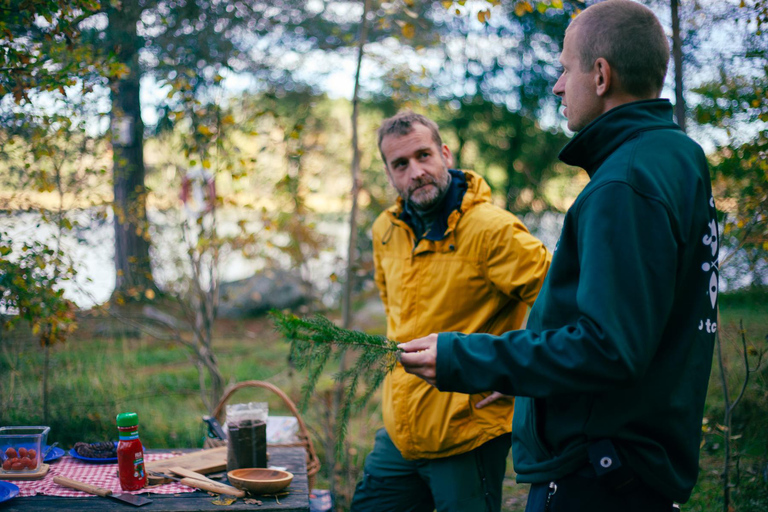 Stockholm: Vandring, utomhusmatlagning och kallvattenflytningPickup from Stockholm - drop-off Vaxholm