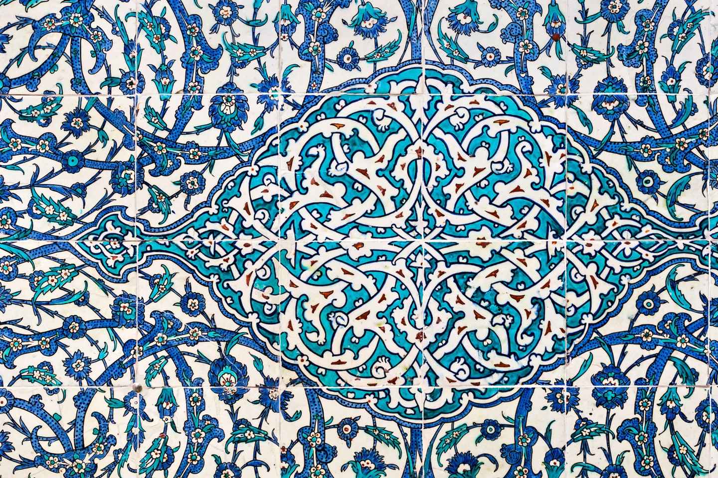 イスタンブール：トプカプ宮殿ガイドツアー - チケット待ち時間ゼロで楽しむ

### キーワードとポイント：
- イスタンブール: 海外旅行を検討している日本人旅行者にとって、魅力的な都市名。
- トプカプ宮殿: 観光名所として広く知られ、訪問者の関心を引く。
- ガイドツアー: ツアーが提供する価値を明確にし、経験豊富なガイドによる案内を強調。
- 待ち時間ゼロ: チケット待ちのストレスをなくし、時間を最大限に活用する旅行者にとってのメリットを示唆。

このタイトルは、旅行者が求めている情報を効果的に伝え、検索エンジンでの露出を最大化することを意識して作成されています。