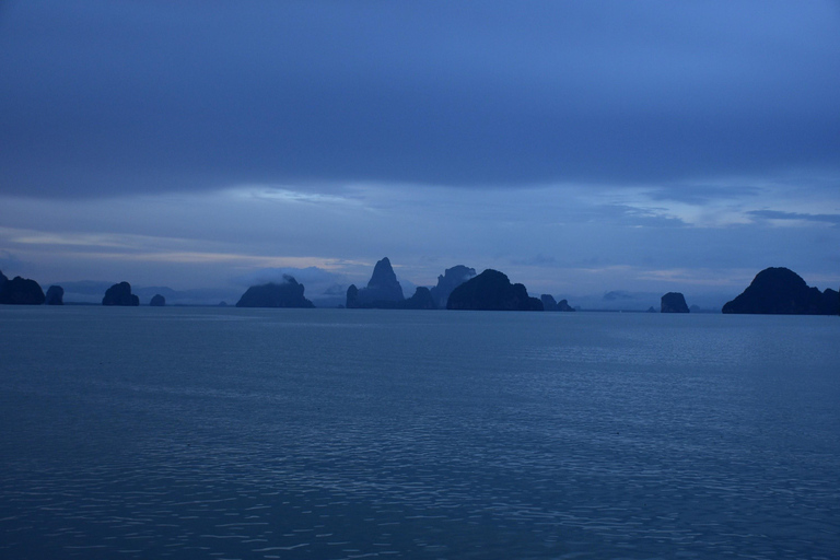 Canoa marina al crepuscolo verso l&#039;isola di James Bond con plancton incandescenteServizio di prelievo in hotel a Phuket