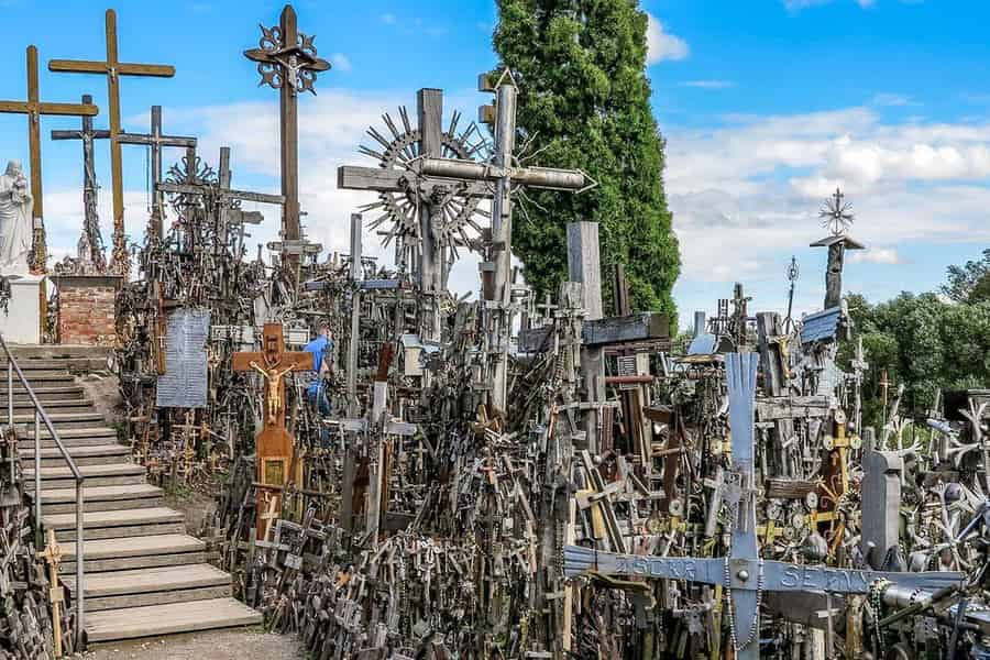 Ab Vilnius/Kaunas: Žemaitija-Tagestour – Kreuze, Seen und Küste. Foto: GetYourGuide