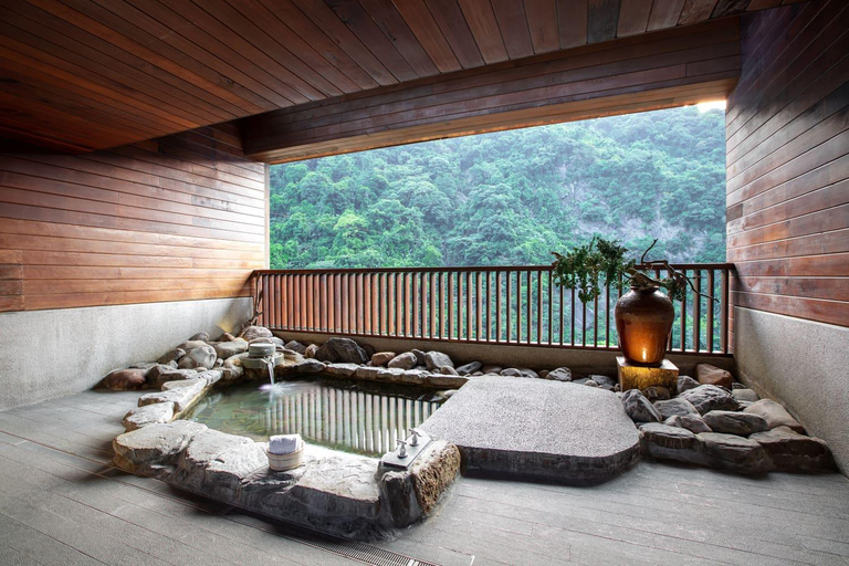 Taipei: Wulai Hot Spring, Waterfall, Cable Car & Old Street Join-in Tour (with Public Hot Spring Bath)