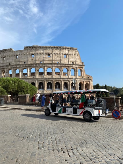 Roma: Divertente tour in golf cart con musica e gelato