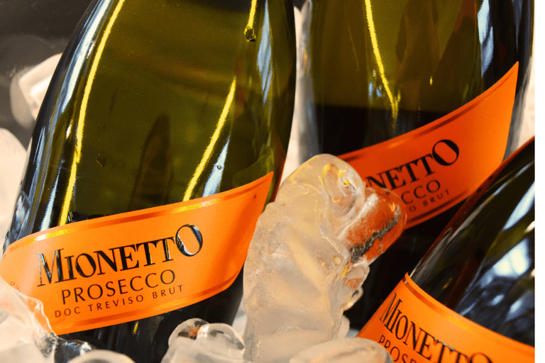 Budapest: Unlimited Prosecco Sightseeing Cruise Unlimited Prosecco and Aperitivo Spritz Crusie