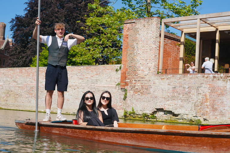 Cambridge Student-Led Walking & Punting Experience Chinese Cambridge Student-Led Private Walk & Punt Experience