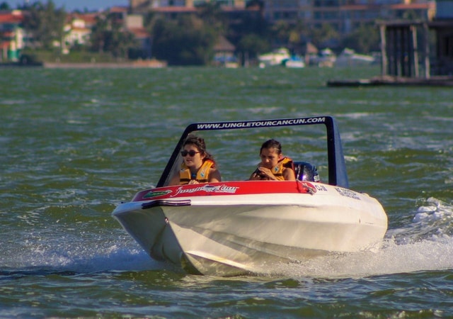 Cancun: Laguna Nichupte Speedboat Snorkeling Tour