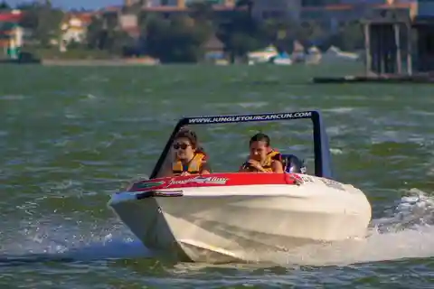 Cancun: Laguna Nichupte Speedboat Snorkeling Tour