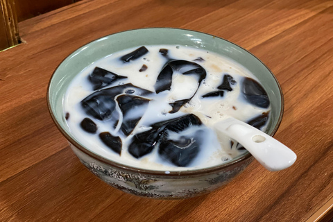 Guilin: Private City Tour with Coffee & Street Food