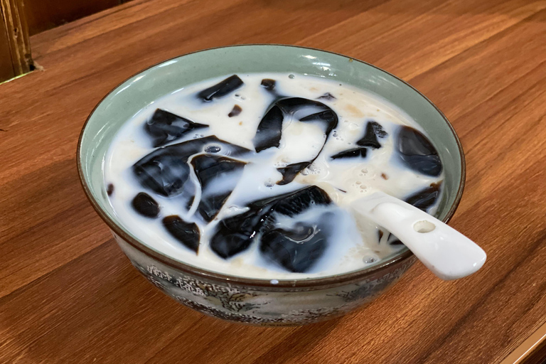 Guilin: Private City Tour with Coffee & Street Food