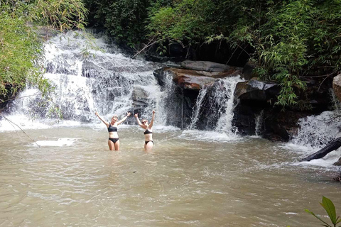 Chiang Mai: 2-dagars djungelvandring med elefantfarm och forsränning