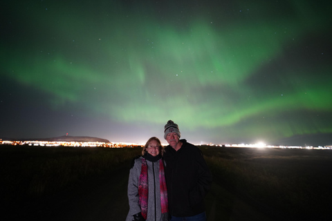 Reykjavik: Túnel de lava noturno e caça à aurora borealReykjavik: Túnel de lava à noite e caça às auroras boreais