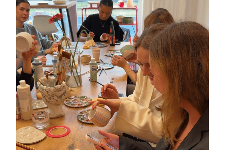 Berlin Mitte: Keramik bemalen – Abholung schon am nächsten Tag. Foto: GetYourGuide Berlin Mitte: Keramik bemalen – Abholung schon am nächsten Tag. Foto: GetYourGuide