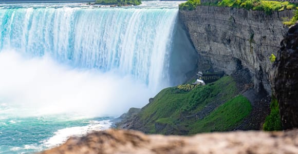Niagarafälle: Frühzeitiger Zugang mit dem Boot & Reise hinter die Wasserfälle