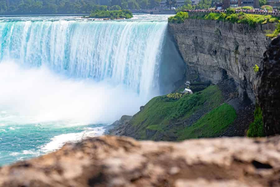 Niagarafälle: Frühzeitiger Zugang mit dem Boot & Reise hinter die Wasserfälle. Foto: GetYourGuide