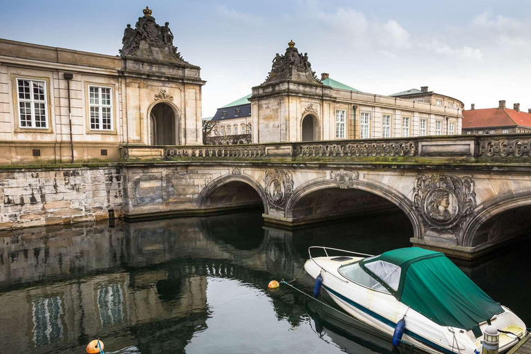 Rondvaart door de grachten in Kopenhagen en stadswandeling Nyhavn3 uur: rondleiding door de oude binnenstad en boottocht