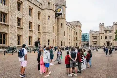 Londyn: Ceremonia otwarcia VIP Tower, klejnoty koronne i rejs