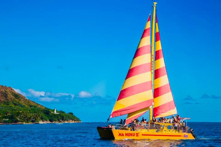 Honolulu: Cruzeiro de catamarã com fogos de artifício na sexta à noite e bebidas