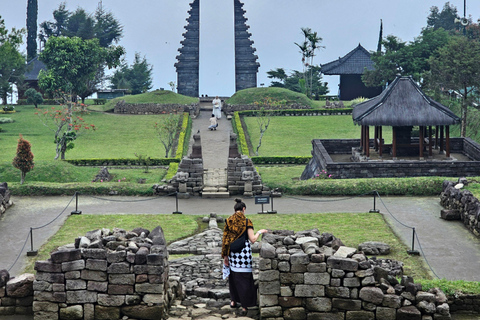 Yogyakarta: escursione al tempio di Sukuh e Cetho e al lago SaranganYogyakarta: escursione di un giorno ai templi di Sukuh e Cetho e al lago Sarangan
