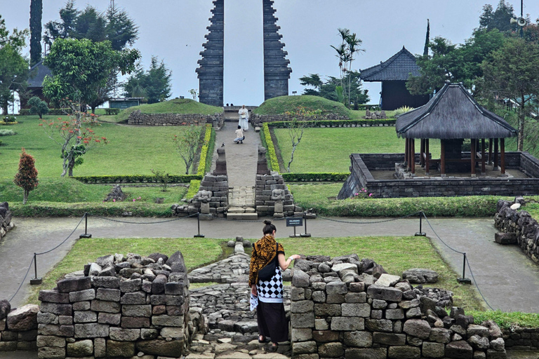 Yogyakarta: escursione al tempio di Sukuh e Cetho e al lago SaranganYogyakarta: escursione di un giorno ai templi di Sukuh e Cetho e al lago Sarangan