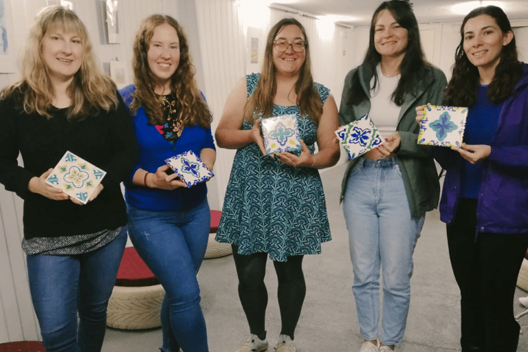 Porto: Workshop de pintura de azulejos com taça de vinho do Porto