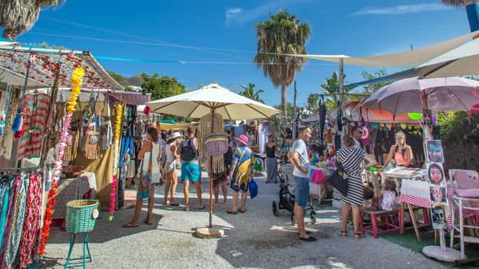 Cuevas de Can Marca, mercado hippie de Las Dalias y tour por Benirras