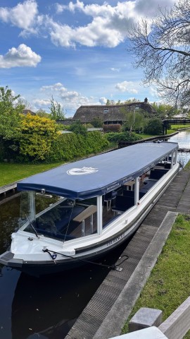 Visit Giethoorn : Big party boat with captain in Giethoorn