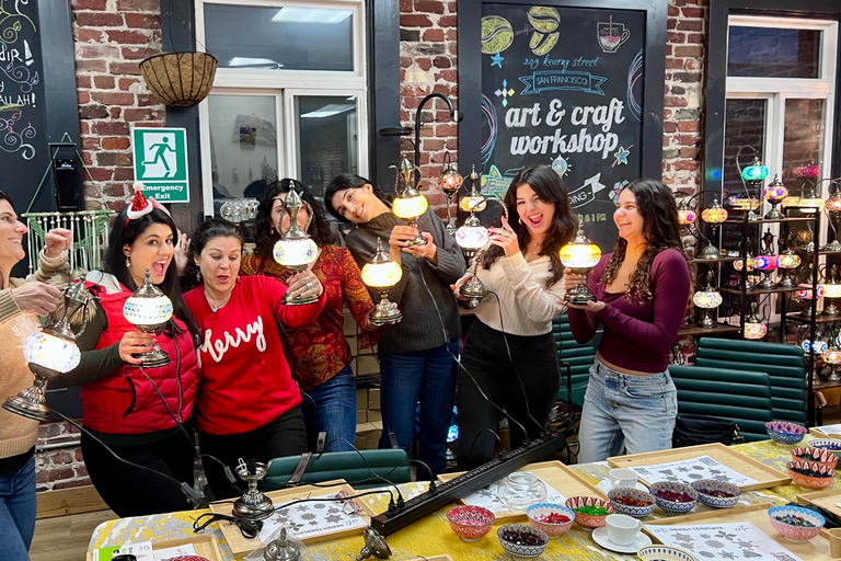 San Jose: laboratorio di lampade a mosaico turcheSan Jose: Laboratorio di lampade a mosaico turche