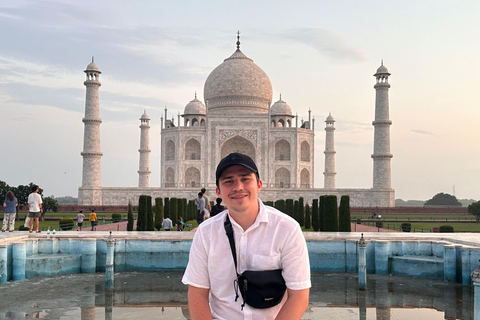 De Delhi : Tour du Taj Mahal au lever du soleil à AgraSeulement le guide (pas de voiture, de frais d&#039;entrée et de repas)